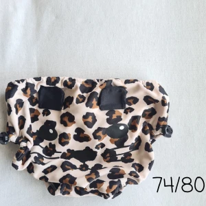 Badblöja leopard 🐆💛 - Badblöja i leopardmönster med öron, ögon, nos och morrhår baktill. Dragsko i benen och midjan 🐆