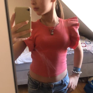 Volangtopp  - Jätte fin volangtopp från zara. Original pris: 119kr Nästan helt oanvänd. Köparen betalar frakten.