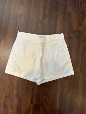 Shorts  - Jätte gulliga shorts från Benneton med jätte fint mönster. Storleken är 42 som motsvarar M men de skulle definitivt passa storlek Xs/S då de är för små för mig och jag är mellan S/M i byxor. De är ganska små i midjan så därav passar de mindre storlekar.