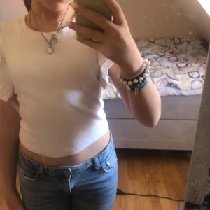 Volangärmad tröja - Jättefin vit tröja med volang ärm, original pris: 119. Köparen betalar frakten.