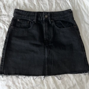 Jeanskjol Zara - Svart jeanskjol från Zara. Väldigt snygg och skön. Säljer pga för liten för mig. 