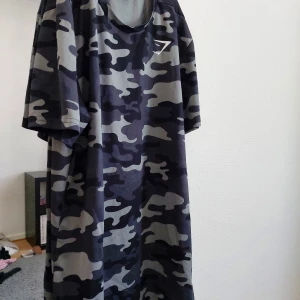 T-shirt - T-shirt i storlek S från herravdelningen. Köpte den som present men mannen tyckte inte om den 🙃  därför säljes den. Alltså nyskick. Kan även användas av tjejer om man vill ha oversized.