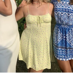 Sommarklänning - Blommig sommarklänning🌸🌸 obs: liten i storleken!