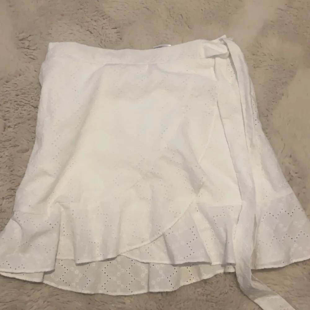 En vit söt kjol som man även kan knyta rossett på💕 Skriv direkt om ni är intresserade . Kjolar.