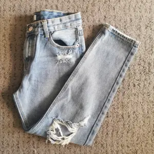 Nyskick jeans som har inte kommit till användning. Den är från Jeans House. Mått för Jeans är 88cm i benlängd, 63cm i inre ben och 35cm i midja. Jeans är 