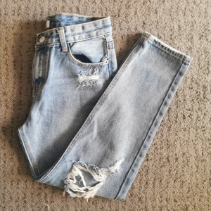 "Jeans House"jeans  - Nyskick jeans som har inte kommit till användning. Den är från Jeans House. Mått för Jeans är 88cm i benlängd, 63cm i inre ben och 35cm i midja. Jeans är "made in china".