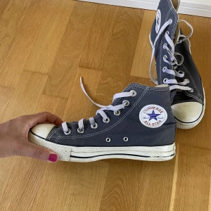 Converse storlek 38.5 - Super snygga mörkblå converse i storlek 38.5, passar mig som har 39!