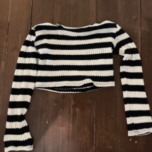 Randig stickad tröja från Zara - Jättesöt randig tröja från Zara med lite vidare armar nertill! Kommer ej till användning längre och den har inga deffekter💗 