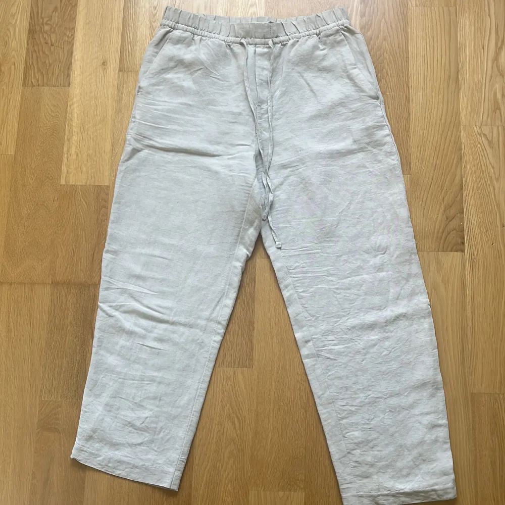 Vanliga linnebyxor i bra skick (petite) passar bra i längden för en som är 155-160cm.. Jeans & Byxor.