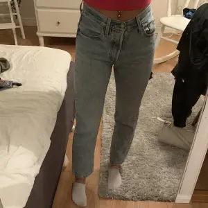 Fina och fräscha jeans från levi’s, säljer eftersom jag inte längre använder dem! Köpt för ca 1200 och säljer därför för 500 (priset går att diskutera) 😊