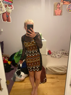 Pine kläning - Knappt använd, lite kulturel känsla med klänningen perfekt till non kväll på resturang 