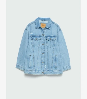 Jeansjacka  - Säljer nu min jeansjacka från stradivarius som var eftertraktad förra sommaren, inköpt förra sommaren men sparsamt använd, oversized och helt perfekt blå färg, hör av er vid frågor💘💘