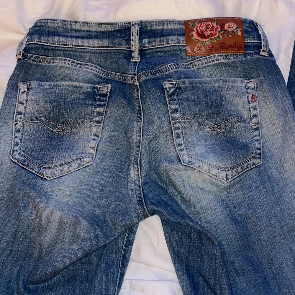 Sjukt snygga lågmidjade Replay jeans i modellen pearl💖. Jeans & Byxor.