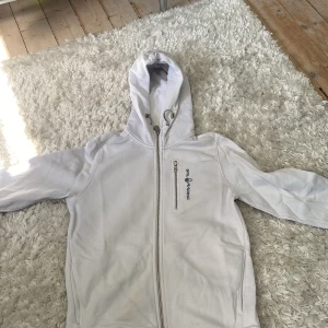 Sail racing zip  - Sail racing Zip i storlek 160 för barn. Är använd och har en fläck på vänster sida. 