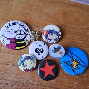 Pins brosher  - Alla för 140 kr eller 25kr/st för runda märkena, 5kr för grodan. 💖 pris diskuterbart vid snabb affär. 😊 För mer info skicka pm. Köparen står för frakten. Ansvarar inte för paketet under frakt.