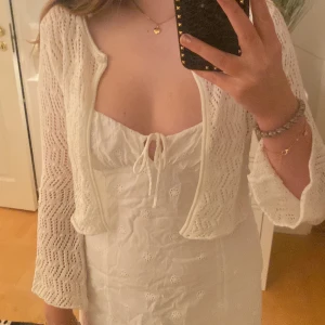 Virkad kofta - Säljer min jättegulliga kofta från Lindex!💘Den är perfekt på sommaren. Den är i barnstorlek men passar XS-S. Tryck gärna på köp nu och köparen står för frakten🫶🏼