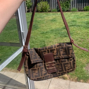Fendi väska  - Jättefin vintage Fendi inspirerad väska :)