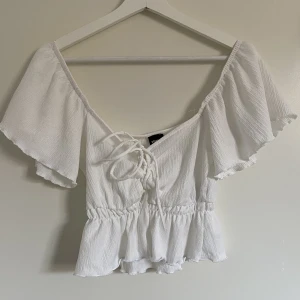 sommartopp/blus - sommartopp köpt på ginatricot. strl xs, säljs för 80kr + frakt🩷 skriv privat för fler bilder :)