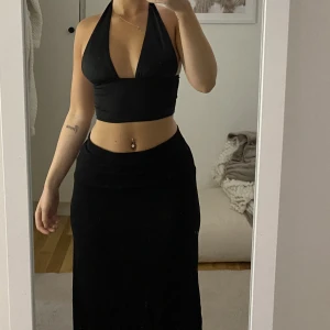 Svart halterneck - Svart halterneck topp från H&M. Storlek xs. Använd endast 1 gång. 