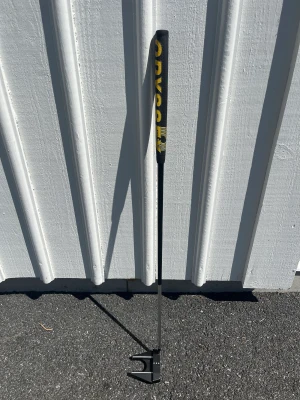 Odyssey putter - En jättefin odyssey stroke lap 7 putter som har varit med sen i maj 2022 väldigt fint skick på alla sätt o vis förutom att den har fått en del smällar på ett och samma ställe tyvärr därav priset den köptes för 2800kr på dormy Göteborg hämtas i Kullavik.😊
