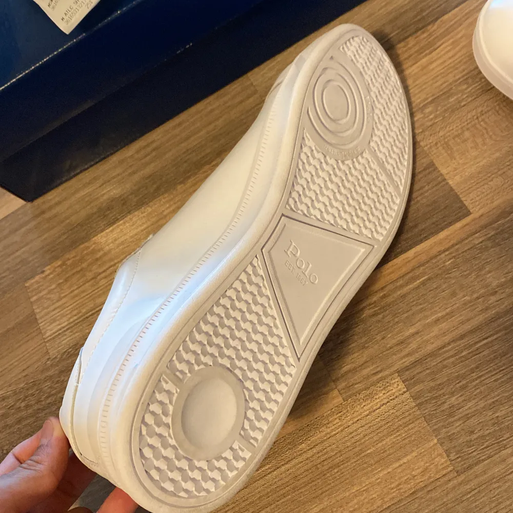 Helt oanvända Ralph Lauren skor hel vita 44 i skostorlek. De är lite mindre i storlekarna.. Skor.