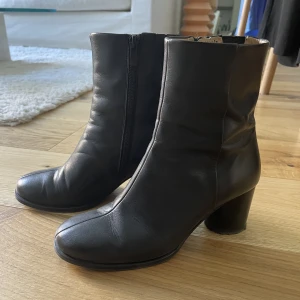 Boots - Boots med klack i skinn från &Other Stories. Storlek 36. Fint skick. 