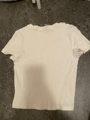 Vit tröja  - Har använt den ganska mycket men fortfarande användbar och fint 