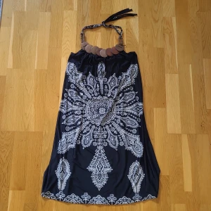 Klänning - Jättefin vintage klänning med trädetaljer, perfekt till sommaren eller att ha på stranden över bikini. Står ingen storlek men passar mig som har S/M. Kan fraktas men köparen står för frakten 💗