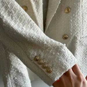 Kavaj i tweed från H&M, aldrig använd. Stl. M i cream vit färg. 