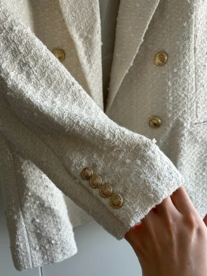 Kavaj - Kavaj i tweed från H&M, aldrig använd. Stl. M i cream vit färg. 