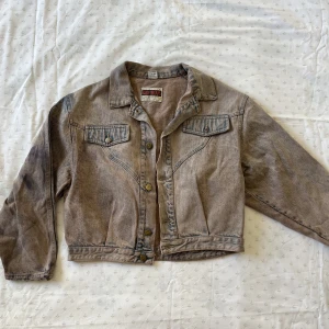 Jeansjacka  - Cool brun jeansjacka som är lite croppad 💫 den är lite sliten!