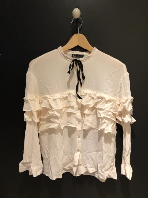 Vit coquette blus - Super gullig vit blus med svart band vid halsen. Köpt från zara några år sen men bara använd två gånger 🎼🤍