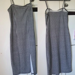 Klänning  - Rutig tight klänning i storlek S. Knälång beroende på hur lång du är.  Passar XS-M beroende på hur du vill att den ska sitta.