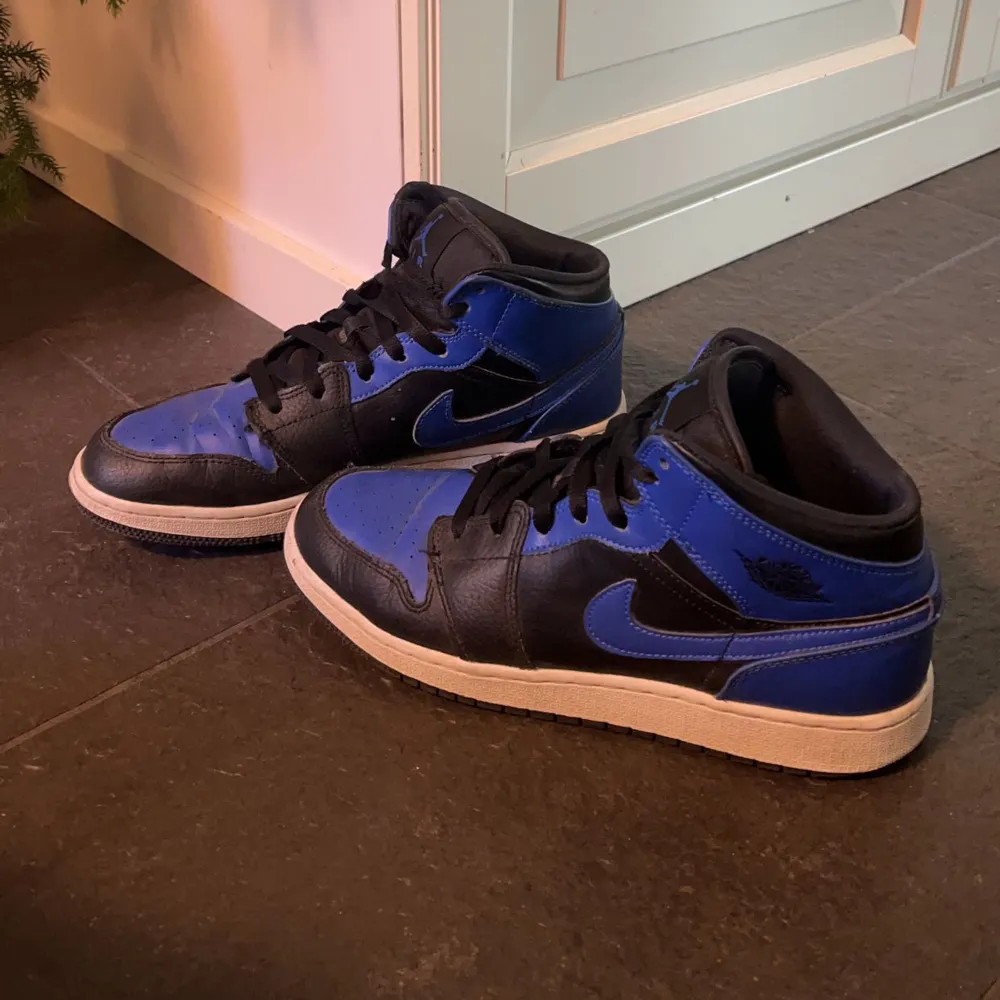 Intressekoll på mina Air Jordan 1 Mid i färgen ”hyper royal”💙Dom är använda en del men är ändå i bra skick!💕Det är lite nerslipat längst ut på sulan under skon men inget som syns eftersom de är under😊Kom gärna med prisförslag💕. Skor.