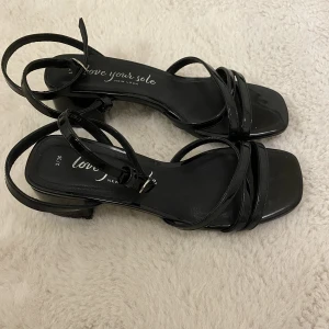 Klackar i lack - Klackar köpta på asos, märket New Look. Storlek 36. Endast provade. Klackhöjd: 4,5cm