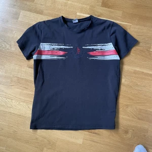 Moncler t-shirt - Svart Moncler t shirt i storlek M. Sitter bra och ett väldigt skönt material. 
