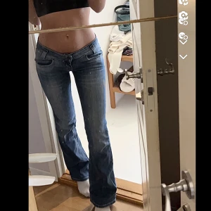 Lee lowwaist bootcut denim - Säljer de mest perfekta lågmidjade bootcut jeansen från lee i strl w27 & l33! Midja tvärsöver:36 cm & innebenslängd 84,5 cm!💕INGA DEFEKTER eller slitningar!💕jag är 171 cm lång! Stretchiga & rymliga!