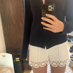 Supersöta shorts från zara - Vita spets shorts från Zara! Bra skick; inga defekter. Använd gärna köp nu!❤️🙌🏻