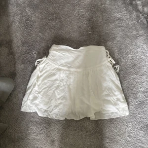 Kjol - Oanvänd fin volangkjol