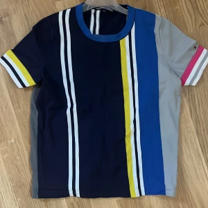 Snygg T-shirt från Tommy Hilfiger - Snygg T-shirt från Tommy Hilfiger i storlek XS. Knappt använd mycket bra skick.