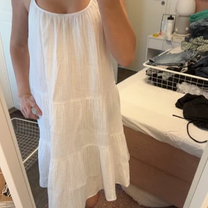 strandsklänning - säljer en jätte fin vit klänning som man både kan ha som strandklänning men också som vardags klänning