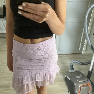 Kjol - Perfekt gullig kjol till sommaren som man kan vika upp om man vill ha kortare, den är tight vilket jag älskar! Den ör från bik bok och är jätte bra skick💓💓
