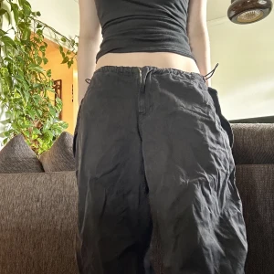 parachute pants🖤 - Skitcoola parachute pants från urban outfitters! Säljer då de inte kommer lika mkt till användning längre :/ OBS: Det finns en inbyggd knapp som inte syns på bilderna samt band vid midjan och hälarna man kan justera💕