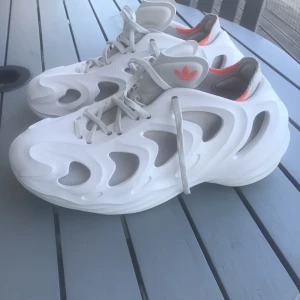 Adidas adifom Q 42 - Säljer dessa på grund av för liten storlek.   Storlek 42, men känns mer som en 41:a Använda vid max 5 tillfällen. Inköpta i julas på adidas hemsida, nypris 1299;-  Vänlig hälsning  Christoffer  