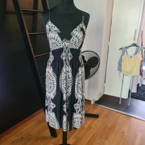 Klänning - Klänning från OPL Fashion. Storlek L/XL men jag som har s har använt den. Den är väldigt stretchig