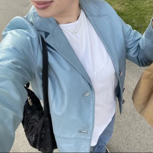 Blå skinnjacka  - Ljusblå skinnjacka i storlek XS-S. Lite slitage men snygg. Köpt i Dublin💙