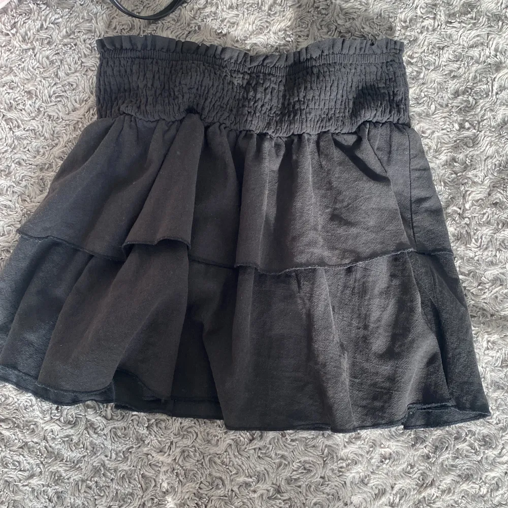 en jättefin kjol från shein som jag säljer p.g.a att den inte används! Använd få tal gånge, mycket bra skick!! frakt ingår inte. Kjolar.