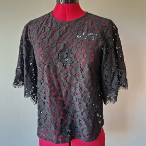 Topp med svart spets - Topp med svart spets från Gina Tricot i väldigt fint skick!🖤 3 FÖR TVÅ PÅ ALLT och fri frakt vid köp av minst 250 kr, kontakta mig då!🦋