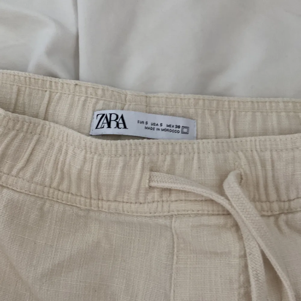 Feta linne byxor från Zara nu till sommaren! ☀️ . Jeans & Byxor.