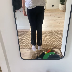 Svarta jeans för barn  - Svarta, utsvängda jeans för barn